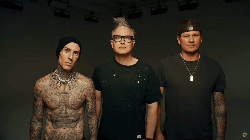 Membros do Blink-182, Travis Barker (esq.), Mark Hoppus e Tom DeLonge (dir.), em vídeo de anúncio de retorno da banda em sua formação clássica. / Reprodução