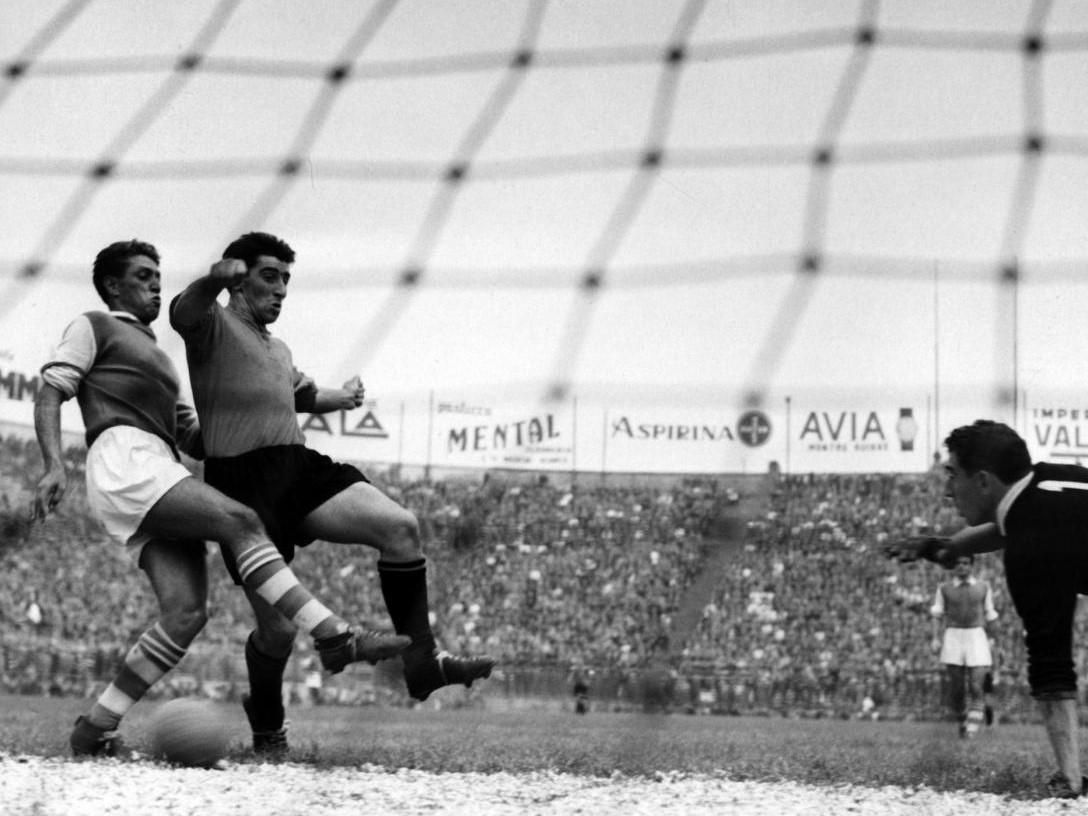 Sergio Brighenti (calção preto) faleceu nesta segunda-feira (10) aos 90 anos