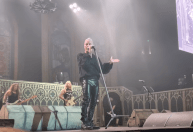 Vocalista do Iron Maiden se irrita com fã que fumava maconha durante show