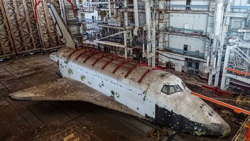 Foto de ônibus espacial soviético do projeto Buran abandonado no Cazaquistão