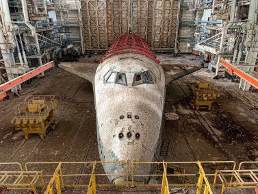 Foto de ônibus espacial soviético do projeto Buran abandonado no Cazaquistão