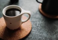 Consumo de café por crianças pode fazer mal à saúde; entenda os riscos