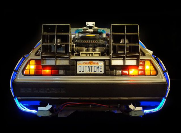 DMC DeLorean modificado do filme De Volta Para o Futuro • Reprodução/Salão do Automóvel