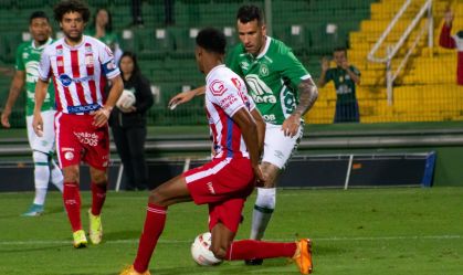 Chapecoense ganha e garante permanência na Série B de 2023