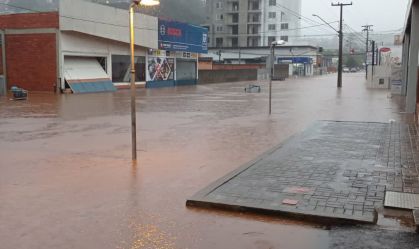 Ruas alagadas pelas chuvas