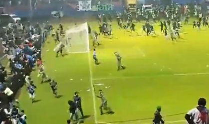 Órgão de direitos humanos da Indonésia culpa gás lacrimogêneo por mortes em estádio
