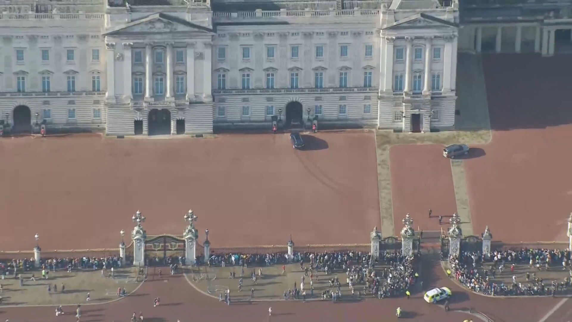 Comboio de Liz Truss chega ao Palácio de Buckingham para reunião com rei Charles III e renúncia formal ao cargo. / Reuters