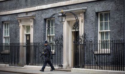 Pacote suspeito é encontrado perto de Downing St., residência da premiê Liz Truss