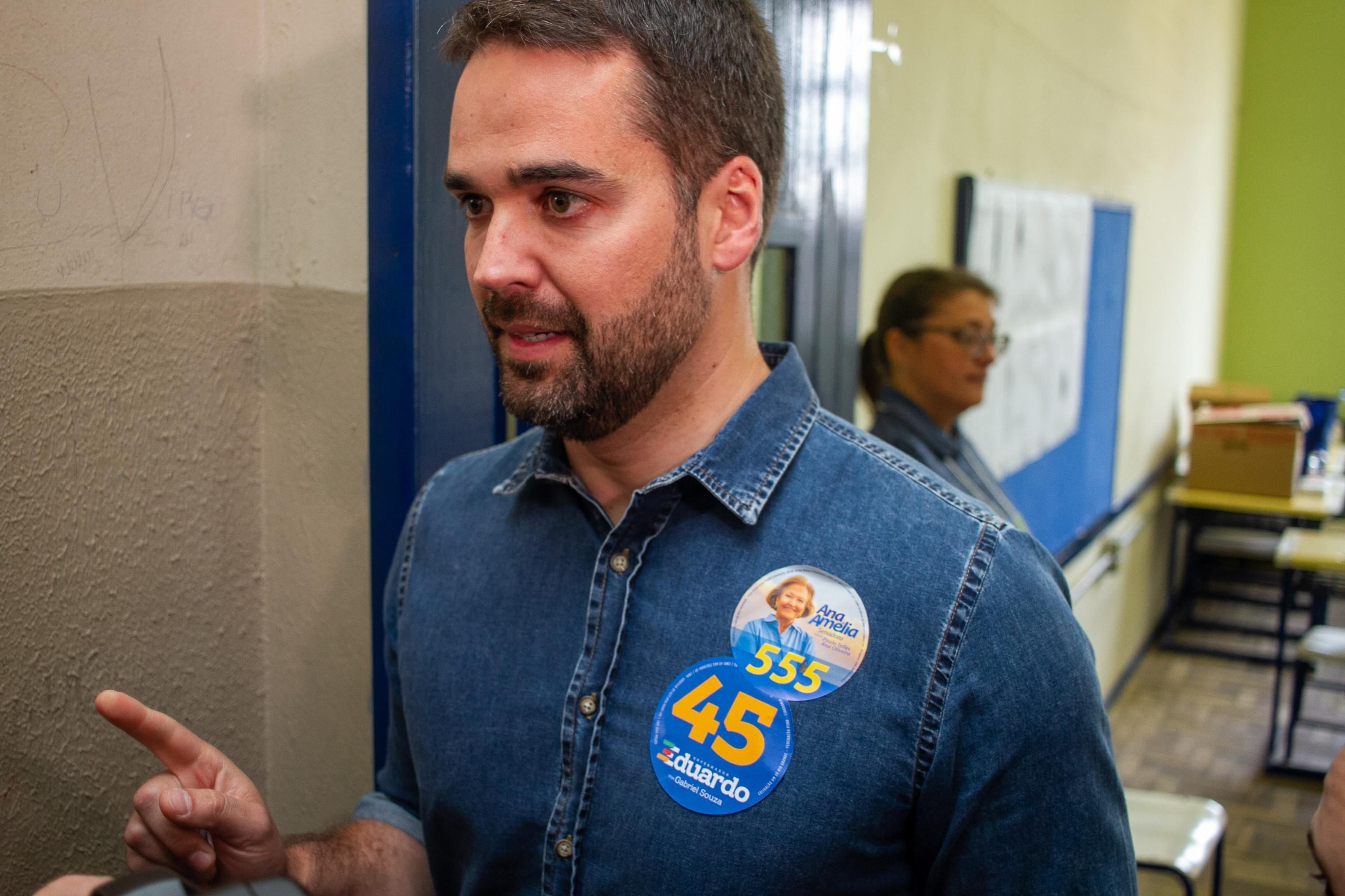 RS - CANDIDATO-EDUARDO-LEITE-VOTANDO-ELEIÇÕES-2022 - POLÍTICA - O candidato Eduardo Leite ao governo do estado vota na cidade de Pelotas, RS, neste domingo, 02. 02/10/2022 - Foto: ITALO SANTOS/FUTURA PRESS/FUTURA PRESS/ESTADÃO CONTEÚDO