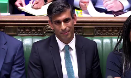 Novo premiê britânico, Rishi Sunak recebe aplausos em sua estreia no Parlamento