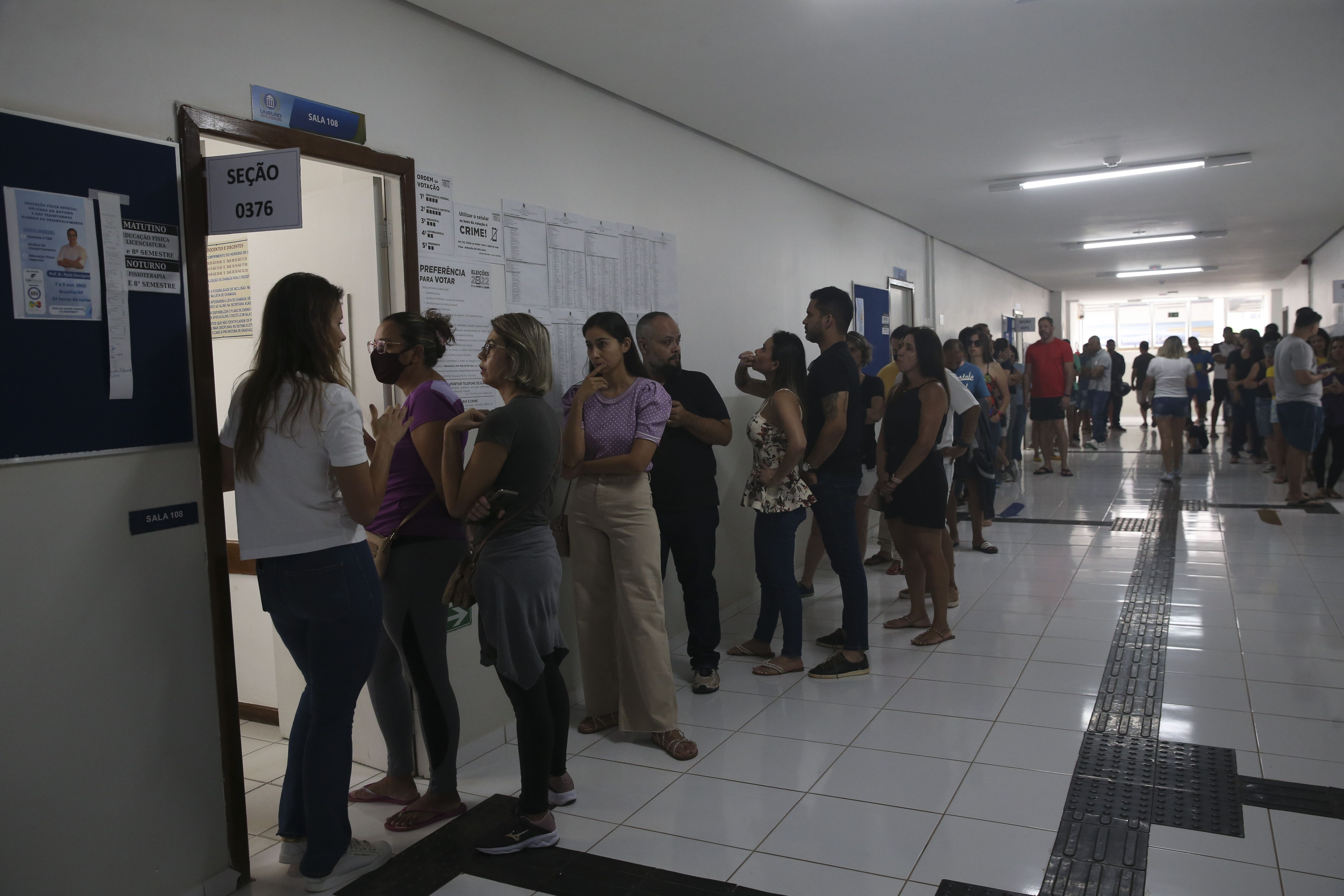 Eleições,Eleitores em Filas de Votações no Unieuro e Colegio Lasalle.