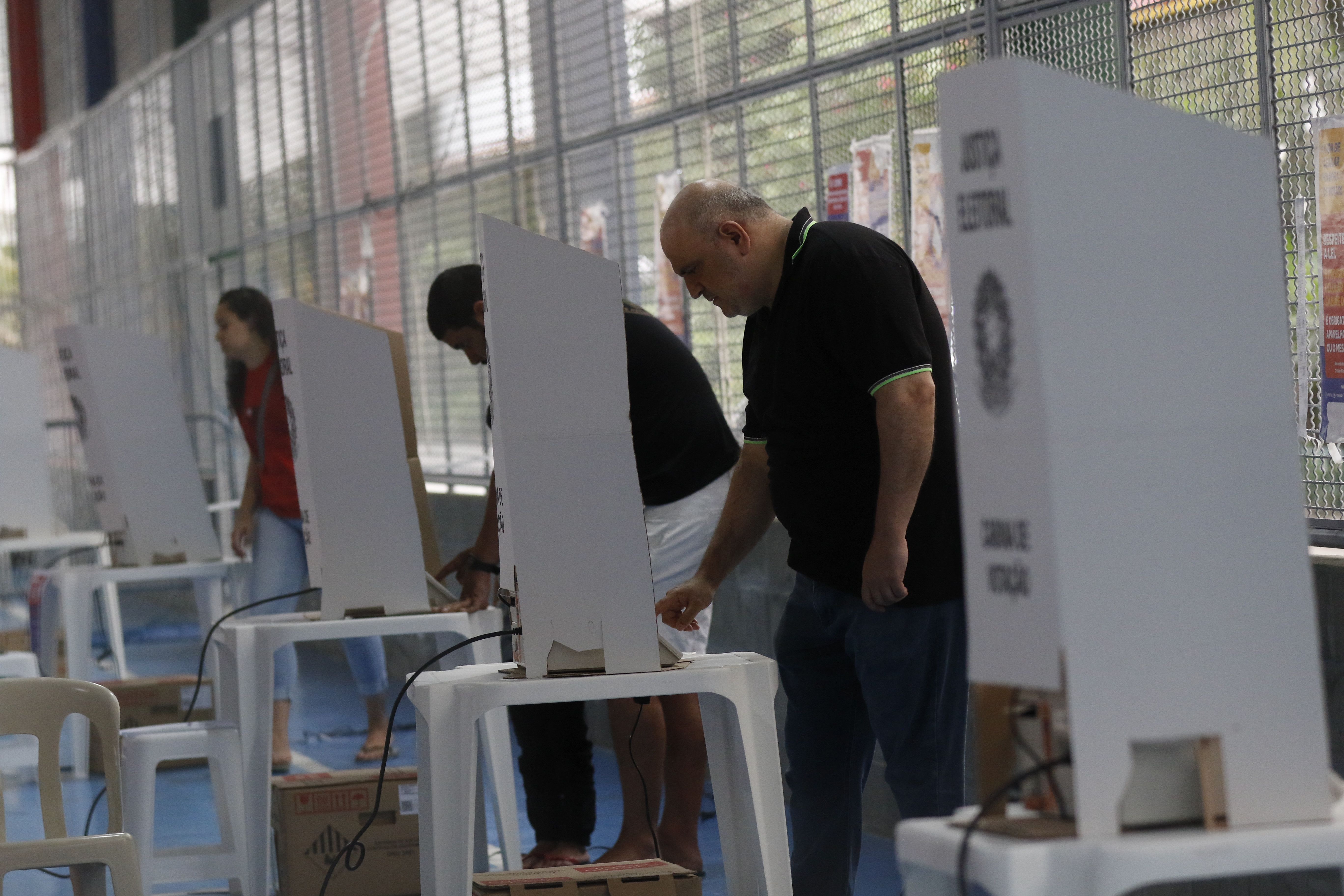 eleições 2022 - Eleitores votam no 1º turno em seção eleitoral no Colégio Maria Raythe, na Tijuca, zona norte da cidade.