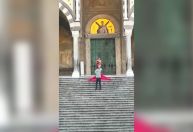 Turista faz ensaio sensual nos degraus de catedral italiana; ato recebe críticas