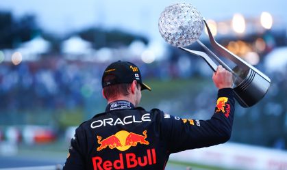 SUZUKA, JAPÃO - 09 DE OUTUBRO: O vencedor da corrida e 2022 F1 World Drivers Champion Max Verstappen da Holanda e Oracle Red Bull Racing comemora no pódio durante o F1 Grand Prix of Japan no Suzuka International Racing Course em 09 de outubro de 2022 em Suzuka, Japão . (Foto de Dan Istitene - Fórmula 1/Fórmula 1 via Getty Images)