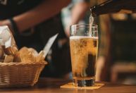 Cerveja e salgadinhos devem movimentar lojas e delivery na Copa, mostra estudo