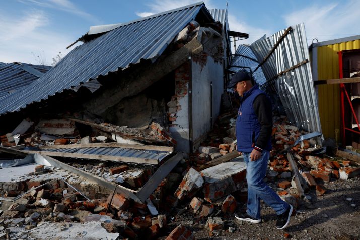 Garagem destruída em Balakliia / Clodagh Kilcoyne/Reuters
