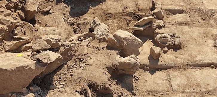 Fragmentos da estátua são mostrados no local de escavação em Filipos, na Grécia. Hércules era conhecido por sua força extraordinária desde tenra idade. Ministério da Cultura