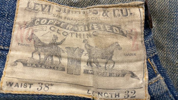 O slogan "O único tipo feito pelo Trabalho Branco" refere-se à discriminatória Lei de Exclusão Chinesa de 1882 / @denimdoctors/@ziphtc