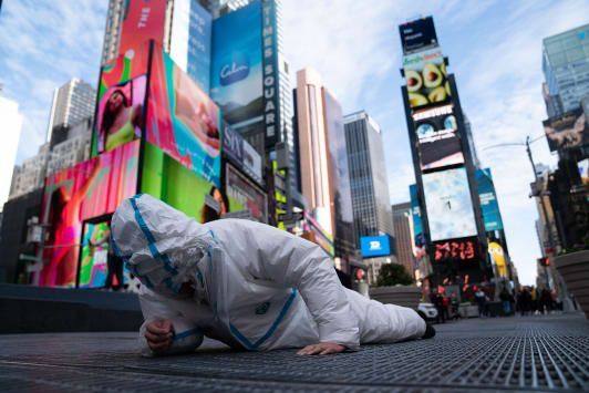 O artista vestiu 27 trajes de proteção para sua performance / Yong Xiong / CNN