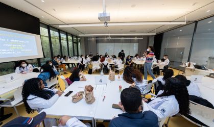 Jovens de Paraisópolis, em São Paulo, recebem bolsa de iniciação científica