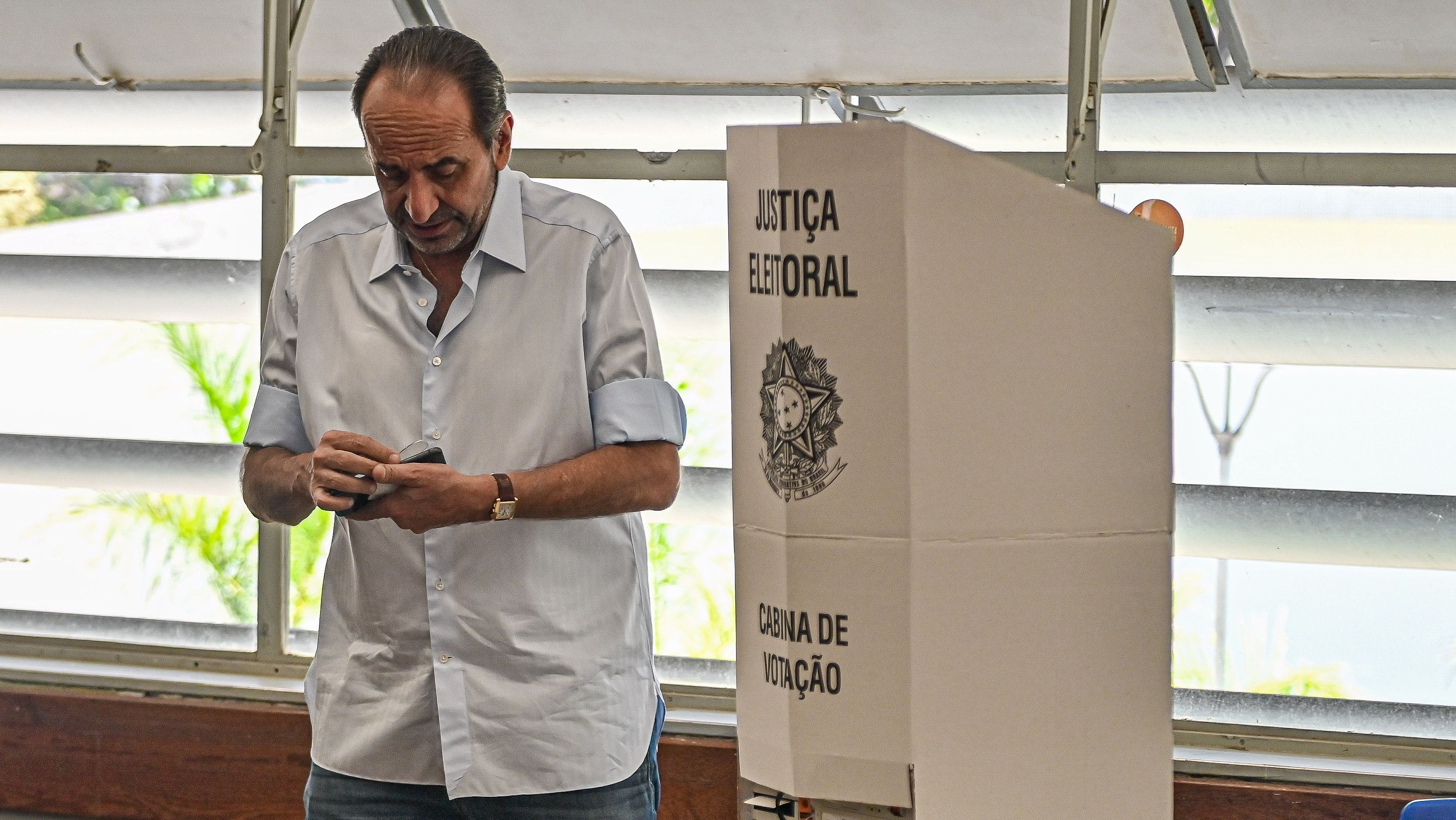 MG - ELEIÇÕES 2022/1º TURNO/MG/ALEXANDRE KALIL - POLÍTICA - Candidato do PSD ao governo de Minas Gerais, o ex-prefeito de Belo Horizonte Alexandre Kalil votou em uma escola   Estadual Central, na zona sul de Belo Horizonte (MG), neste domingo, 02 de outubro de 2022, dia de eleições gerais   no Brasil, Kalil estava acompanhado de sua esposa, Ana Laender, e afirmou que sua vida foi revirada ao longo da   campanha.     02/10/2022 - Foto: GLEDSTON TAVARES/DIA ESPORTIVO/ESTADÃO CONTEÚDO