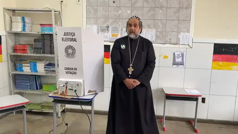 Padre Kelmon (PTB) vota em Salvador