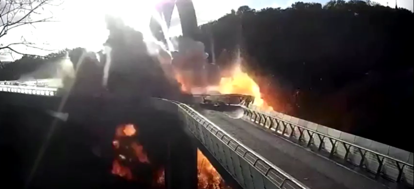 Ataque russo em ponte na capital ucraniana Kiev, nesta segunda-feira (10). Reprodução/Reuters