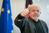 Combate às mudanças climáticas deve ser um compromisso, diz Lula ao embarcar para COP27