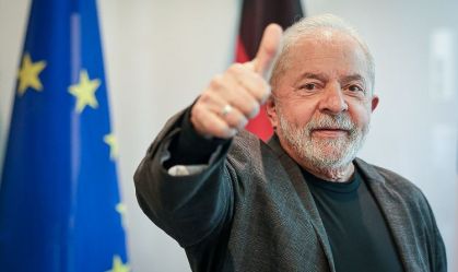 Combate às mudanças climáticas deve ser um compromisso, diz Lula ao embarcar para COP27