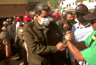 Maduro visita cidade inundada na Venezuela durante procura por desaparecidos