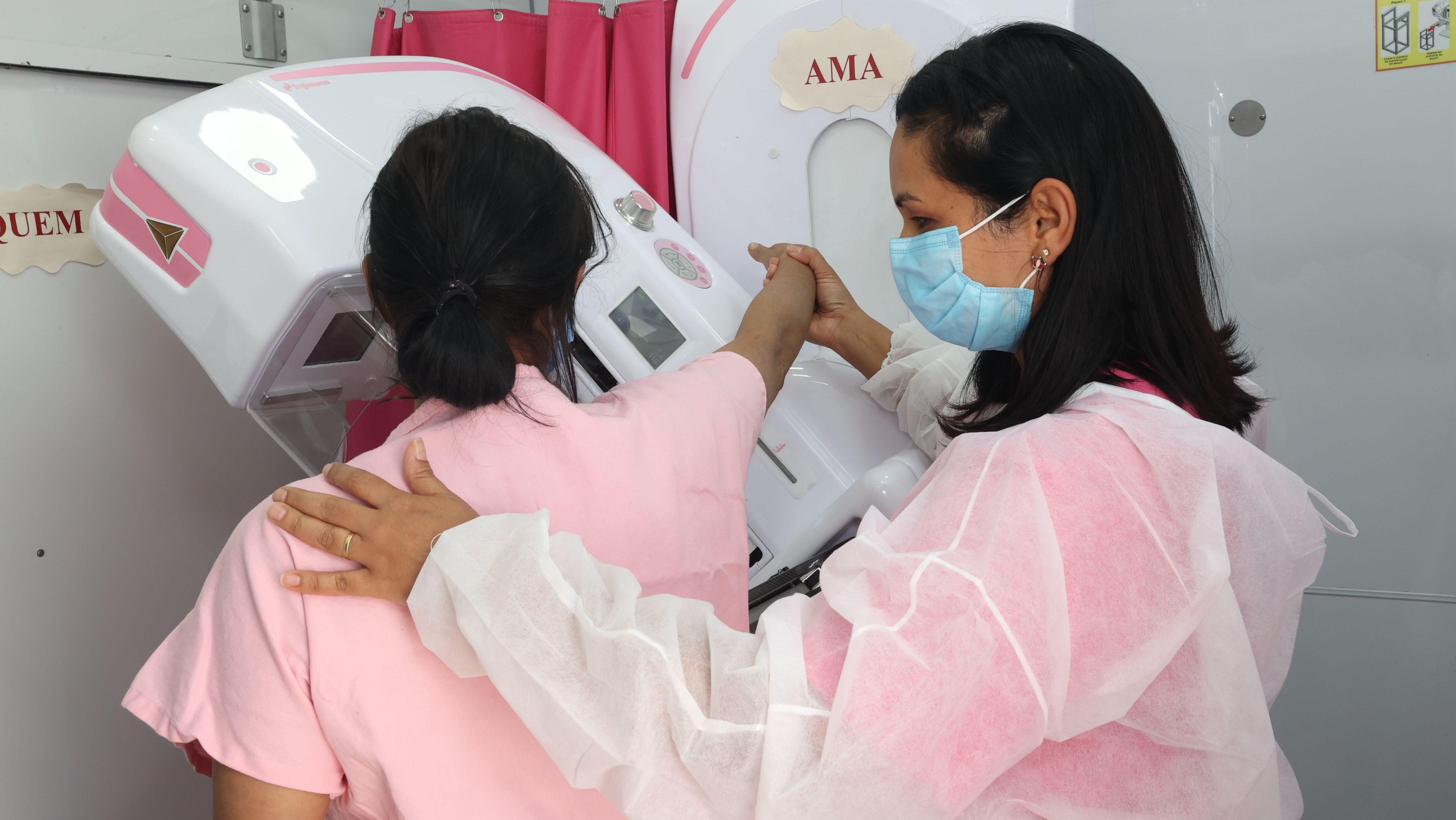 Mulher realiza exame de mamografia