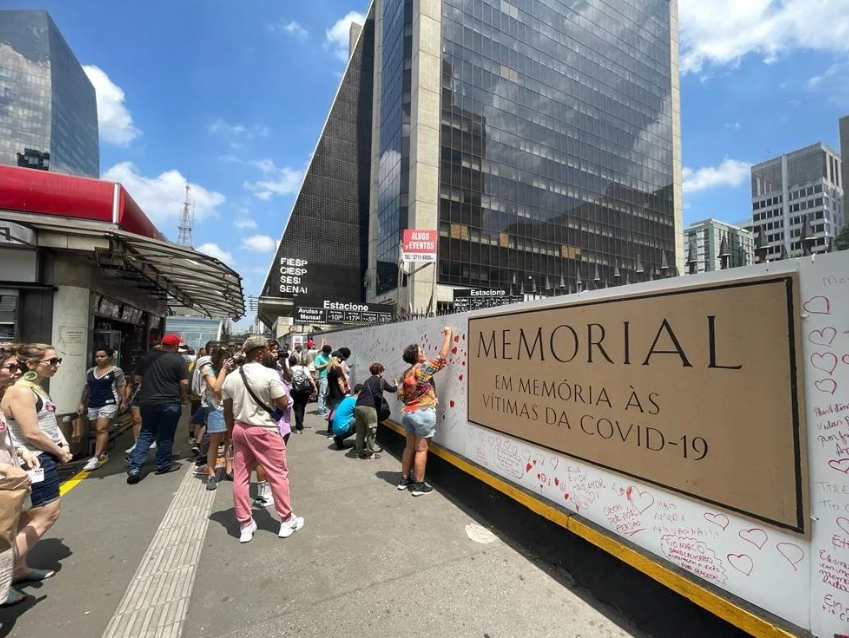 Memorial em memória às vítimas da Covid-19 instalado na Avenida Paulista, ao lado do prédio da Fiesp. Rogério Assis