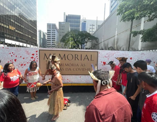 Familiares e amigos marcaram presença na inauguração do memorial no domingo (24). / Rogério Assis