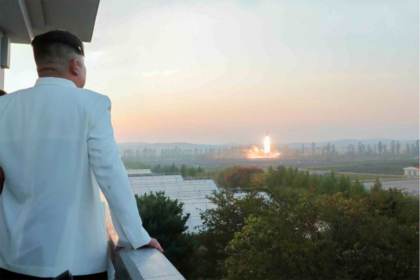 Kim Jong Un assiste a um lançamento de míssil em uma foto divulgada pela mídia estatal norte-coreana / Rodong Sinmun