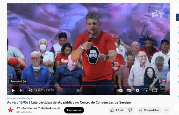 Transmissão ao vivo do ato de Lula em Aracaju, em junho deste ano, mostra Rogério Carvalho vestindo camiseta estampada / Projeto Comprova
