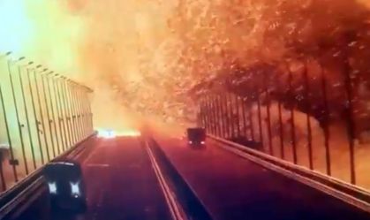 CRIMEIA - 08 DE OUTUBRO: Uma captura de tela de uma filmagem de vigilância mostra chamas e fumaça subindo após uma explosão na ponte Kerch no Estreito de Kerch, Crimeia, 8 de outubro de 2022. Uma ponte que liga a Crimeia à Rússia pegou fogo no sábado de manhã causando suspensão de tráfego, uma vez que todos os serviços ferroviários para a Crimeia foram temporariamente suspensos. A Ponte Kerch - um par de pontes paralelas, uma estrada e uma ferrovia - é uma importante rota de abastecimento para a Rússia, construída após a anexação da Crimeia em 2014.