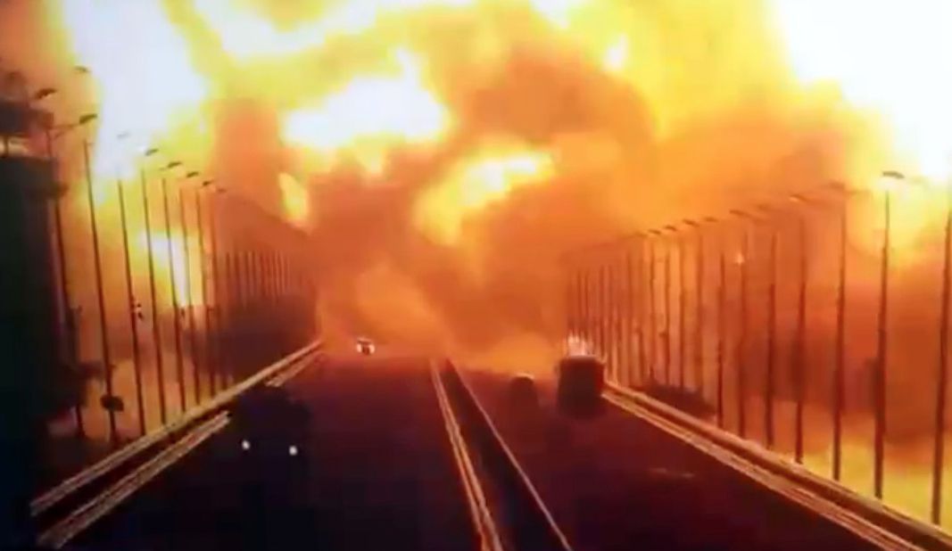 CRIMEIA - 08 DE OUTUBRO: Uma captura de tela de uma filmagem de vigilância mostra chamas e fumaça subindo após uma explosão na ponte Kerch no Estreito de Kerch, Crimeia, 8 de outubro de 2022. Uma ponte que liga a Crimeia à Rússia pegou fogo no sábado de manhã causando suspensão de tráfego, uma vez que todos os serviços ferroviários para a Crimeia foram temporariamente suspensos. A Ponte Kerch - um par de pontes paralelas, uma estrada e uma ferrovia - é uma importante rota de abastecimento para a Rússia, construída após a anexação da Crimeia em 2014. (Foto de Security Camera/Anadolu Agency via Getty Images)