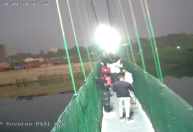 Número de mortes em desabamento de ponte na Índia chega a 134