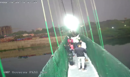 Número de mortes em desabamento de ponte na Índia chega a 134