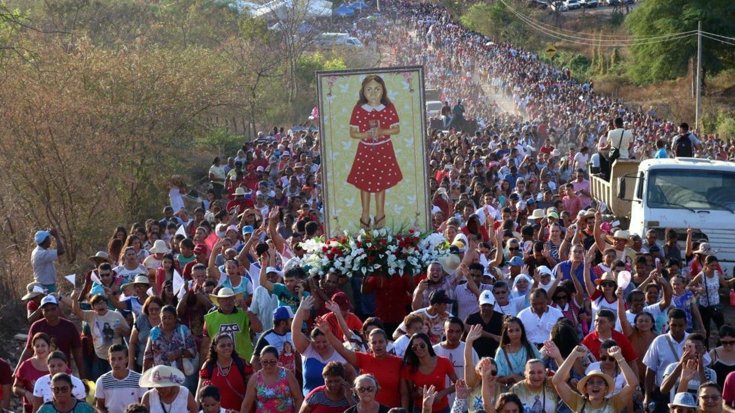 Fieis se reúnem em procissão / Vatican News