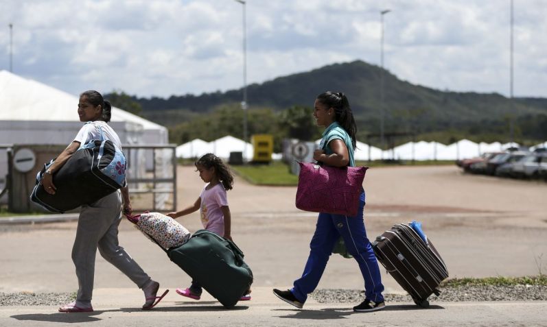 Imigrantes venezuelanos cruzam a fronteira com o Brasil / Marcelo Camargo/Agência Brasil