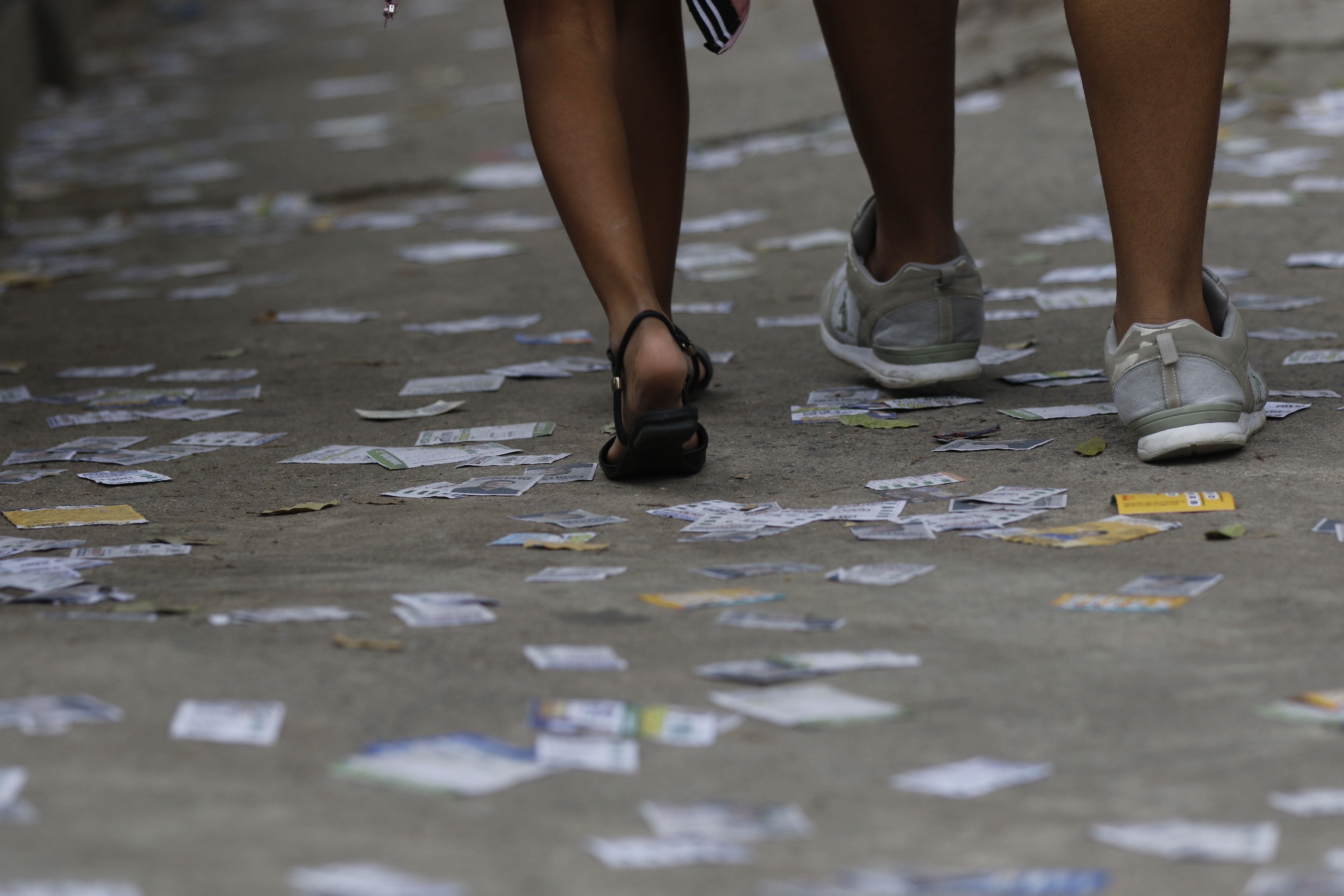 Calçadas sujas perto de seções eleitorais da Tijuca, zona norte da cidade, durante a votação de 1º turno. santinhos