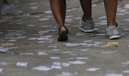 Calçadas sujas perto de seções eleitorais da Tijuca, zona norte da cidade, durante a votação de 1º turno. santinhos