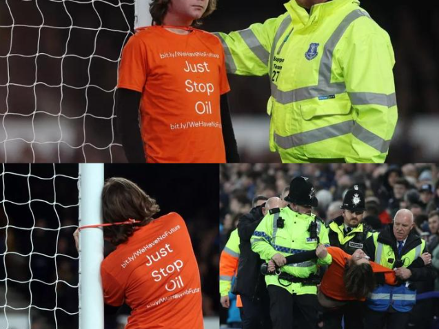 Ativista prende seu pescoço na trave de futebol durante jogo entre Everton e Newcastle, em março de 2022. Reprodução