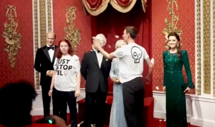 Ativistas atiram bolo em estátua de cera do rei Charles III no museu Madame Tussauds