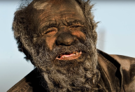 “Homem mais sujo do mundo” morre aos 94 anos, meses após seu primeiro banho