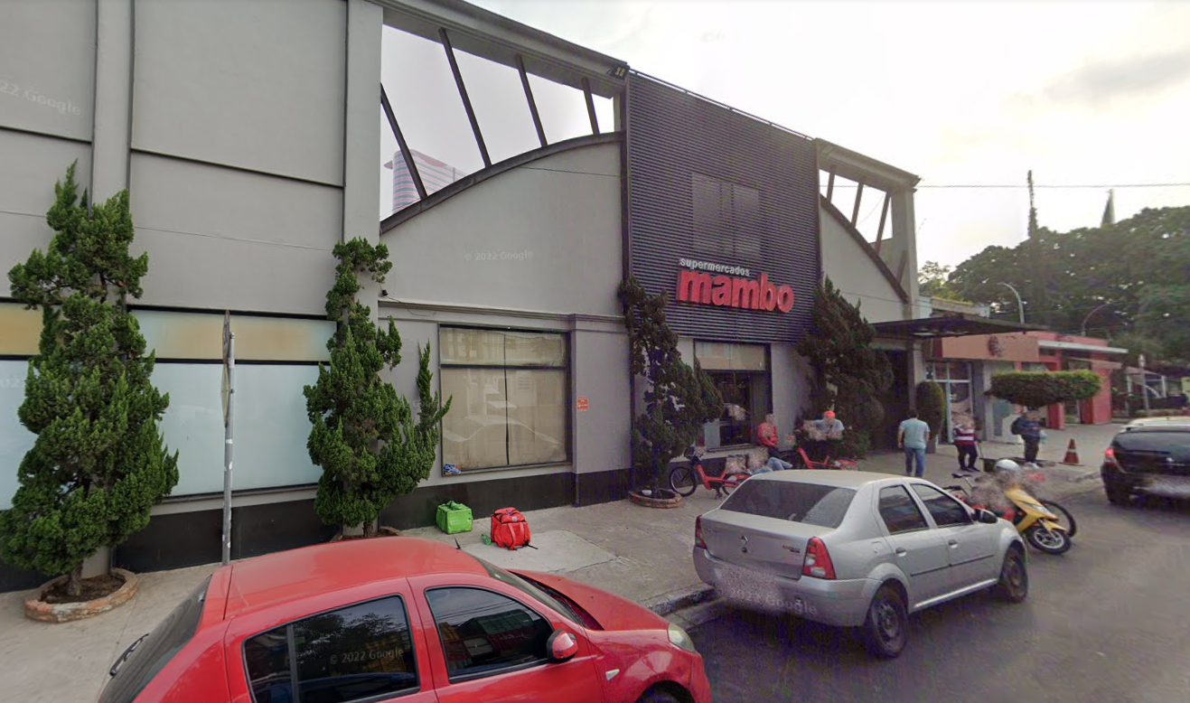 Fachada do supermercado da rede Mambo no bairro de Pinheiros, em São Paulo, cujo depósito pegou fogo