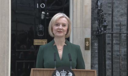 Liz Truss renuncia ao cargo após último discurso defendendo seu plano econômico