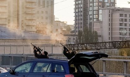 Policiais atiram em drone durante ataque em Kiev, na Ucrânia