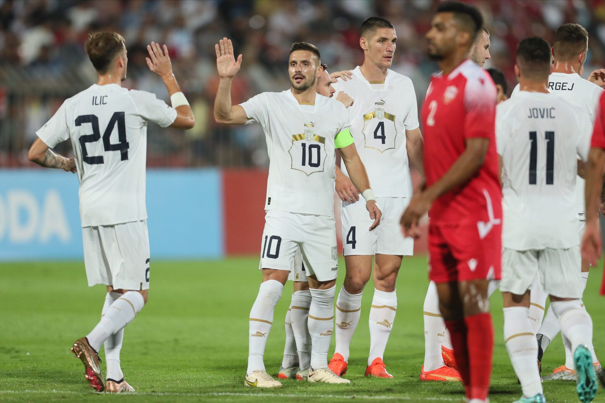 Seleção da Sérvia comemora vitória sobre o Bahrein em último amistoso antes da Copa do Mundo no Catar